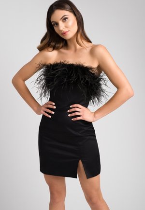 Czarna sukienka bez ramiączek z teksturowanym gorsetem z piór, dopasowana sylwetka i boczny rozporek. Gładki materiał podkreśla efektowne detale.