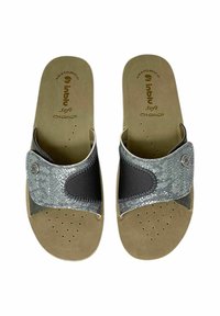 Sandali grigi con tomaia testurizzata e una sezione in tessuto nero, suola morbida con perforazioni e un accento metallico circolare sulla cinghia.