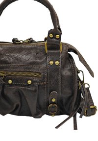 Sac à main en cuir marron avec une poche avant zippée, des accents en laiton, et un design plissé. Comprend des poignées supérieures et des straps détachables.