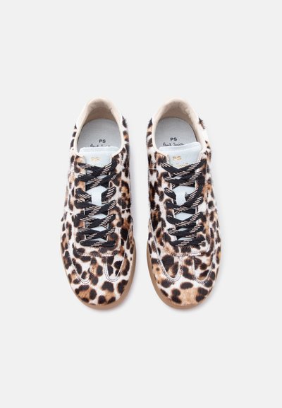 Ζευγάρι αθλητικά παπούτσια με λεοπάρ σχέδιο, μαύρα κορδόνια και μπεζ εσωτερικό, απεικονισμένα από πάνω σε λευκό φόντο.