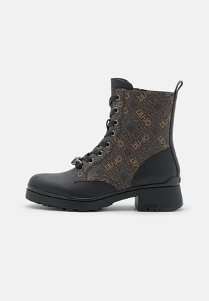 Bottine noire en cuir et marron à motif, avec lacets à l'avant, talon épais et logos « Liu Jo » griffés sur le côté et la semelle.