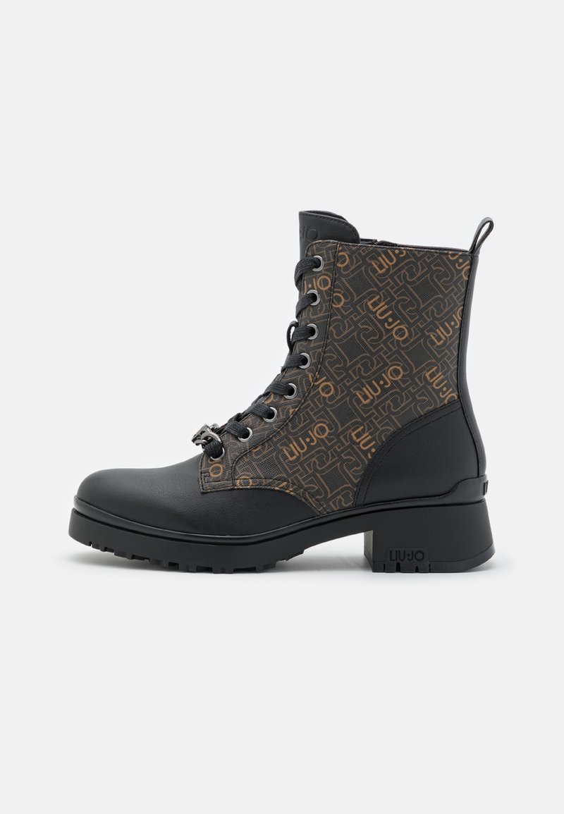 Bottine noire en cuir et marron à motif, avec lacets à l'avant, talon épais et logos « Liu Jo » griffés sur le côté et la semelle.