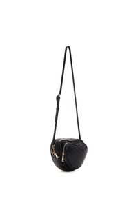Borsa nera realizzata in pelle sintetica trapuntata, design a forma di cuore, con due scomparti con zip e una lunga tracolla regolabile.