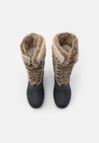 Bruine en zwarte winterlaarzen met een kunstbont voering, veterontwerp, rubberen zolen en gewatteerde schachten voor isolatie. Gedetailleerde stiksels zichtbaar.