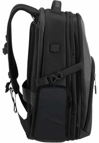 Sac à dos noir avec plusieurs compartiments, surface texturée, bretelles réglables, poche latérale et matériel robuste. Conçu pour la praticité et le rangement.