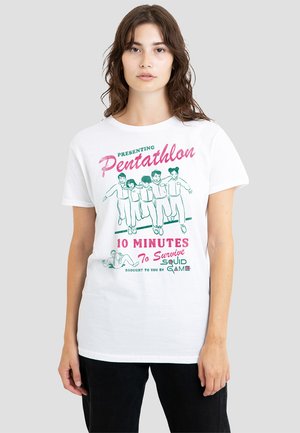 Weißes Baumwoll-T-Shirt mit bunten Druckgrafiken, einschließlich "Pentathlon" und Illustrationen von Charakteren aus "Squid Game."