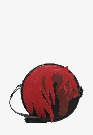 Bolso redondo negro con un diseño de caballo en rojo y marrón hecho de ante con texturas en capas. Incluye una correa ajustable para el hombro.