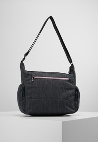 Borsa a spalla in tessuto grigio scuro con tracolla regolabile, tasca con zip frontale e due scomparti laterali con zip su una superficie bianca.