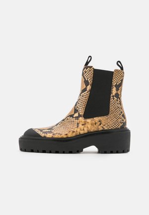 CHELSEA LUG FLATFORM - Platform ankle boots - pale desert roccia/black
