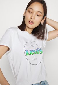 Levi's® THE PERFECT TEE - Camiseta estampada - gradient white