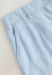 REGULAR FIT - SCALLOPED HEM EMBROIDERED - Šorti - light blue