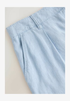 Helle blaue Leinenshorts mit einem gefalteten Design, ausgestattet mit einem Bund und Nähdetails. Sanfte Textur und lässiger Stil.