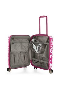 Maleta rígida con exterior rosa y diseño gráfico blanco. El interior presenta un forro gris, un bolsillo con cremallera y correas ajustables para la organización.