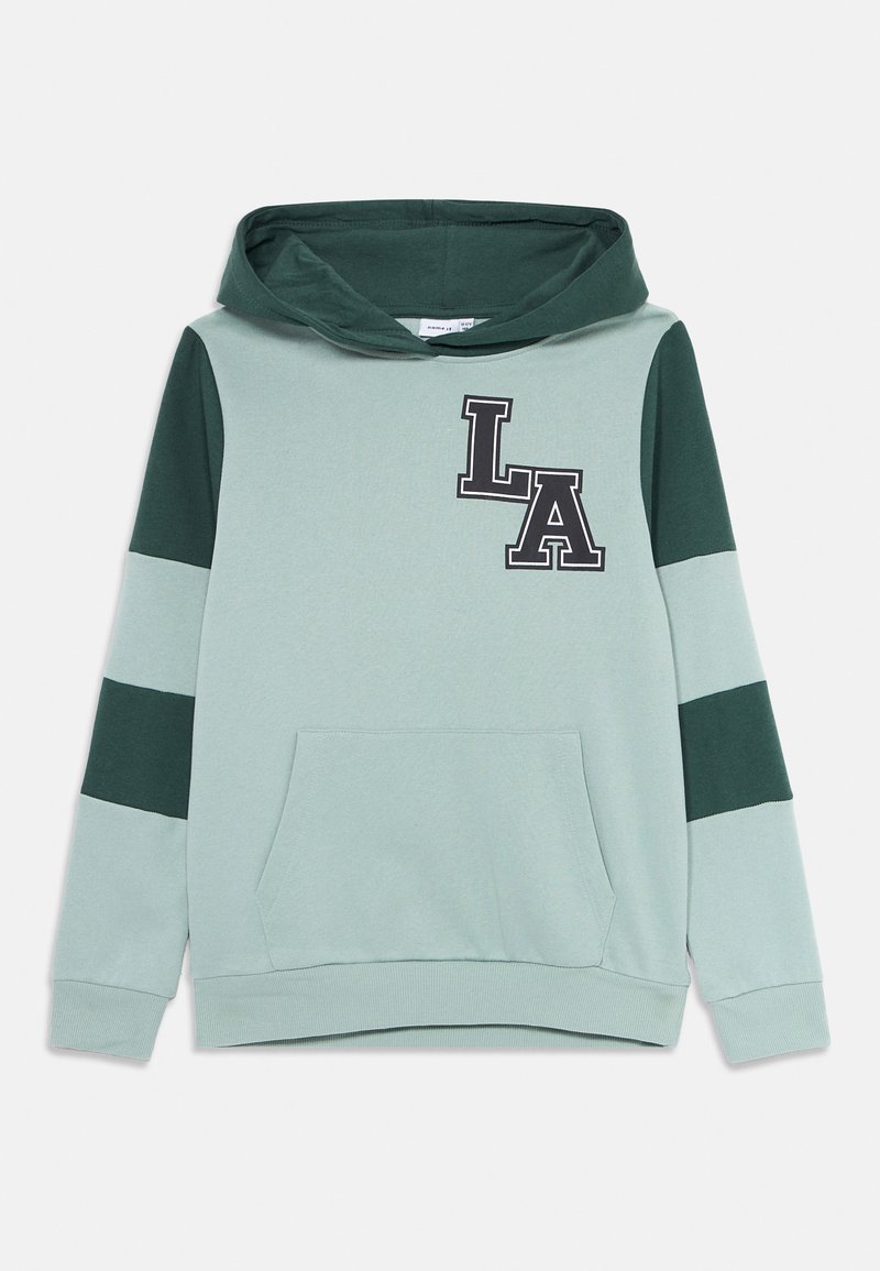 Felpa con cappuccio verde chiaro e maniche verde scuro. Caratterizzata da una tasca frontale e la scritta "LA" ricamata in nero. Tessuto morbido con polsini a costine.