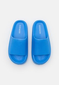 Sandali blu slip-on con un design testurizzato, caratterizzati da una fascia ampia e una soletta liscia. Realizzati in materiale durevole e leggero.