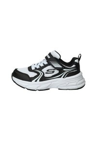 Zwart-witte sport sneaker met een bovenwerk van mesh, een gevoerde zool, klittenbandsluiting en een gebogen ontwerp met textuuraccenten.