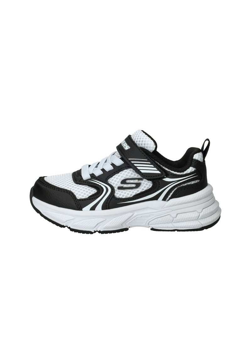Zwart-witte sport sneaker met een bovenwerk van mesh, een gevoerde zool, klittenbandsluiting en een gebogen ontwerp met textuuraccenten.