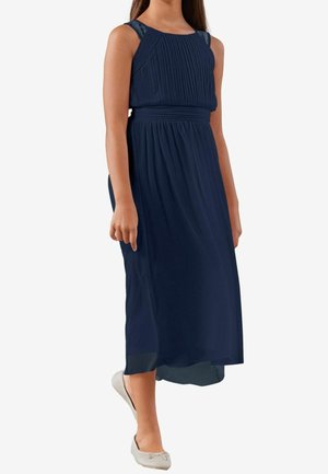 Robe maxi plissée bleu marine avec un corsage ajusté et un détail en dentelle sur les bretelles. La robe comporte une jupe fluide et une texture douce.