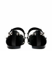Ballerine in camoscio nero con borchie argentate lucide sulla parte posteriore, design a cinturino aperto e punta arrotondata. Tacchi bassi e piatti per il massimo comfort.