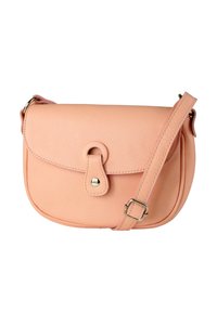 Perzikkleurige leren crossbodytas met een afgeronde vorm, flapsluiting en een kleine metalen gesp. Voorzien van een lange verstelbare riem. Textuur aan de oppervlakte.
