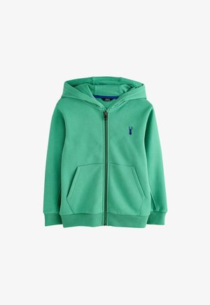 Groene hoodie met volledige ritssluiting, voorzakken, geribbelde boorden en zoom, en klein donker hertenlogo op de linkerborst.