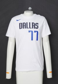 Hvid t-shirt med "Dallas" trykt i grå og blå, med nummer 77 i blå farve med perforeret struktur. Lavet af blødt stof.