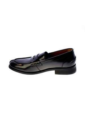 Mocassino elegante da uomo in pelle nera con tacco basso e cuciture moc toe, mostrato di profilo su sfondo bianco.