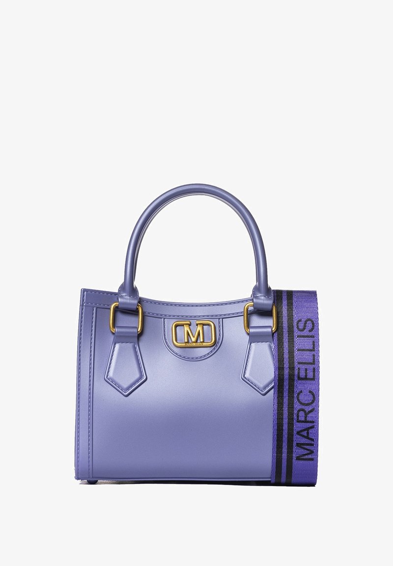 Borsa lilla realizzata in materiale sintetico liscio, con hardware dorato, doppi manici e una tracolla laterale con il testo "MARC ELLIS" in viola e nero.