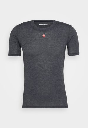 Kurzärmliges, dunkelgraues T-Shirt aus weichem Stoff mit rundem Ausschnitt und einem roten Logo-Akzent auf der Brust.
