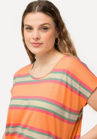 Gestreepte t-shirt met oranje, groene en roze horizontale strepen, ronde halslijn en korte mouwen. Zachte stof met een ontspannen pasvorm.