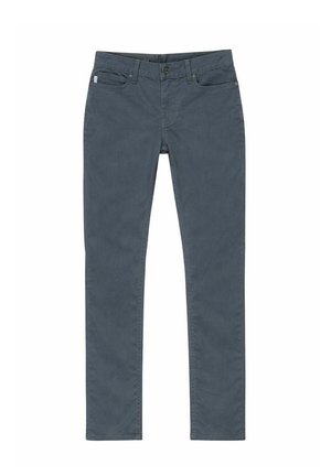 Schmal geschnittene dunkelgraue Hose mit Knopf- und Reißverschluss, Gürtelschlaufen und Fünf-Taschen-Design, flach auf weißem Hintergrund liegend.