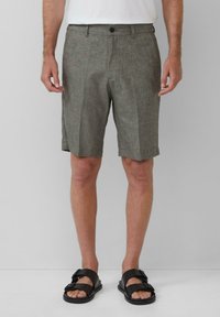 Grijze geweven shorts met een rechte snit, geplooide voorkant en een knoopsluiting, gecombineerd met zwarte slidesandalen.