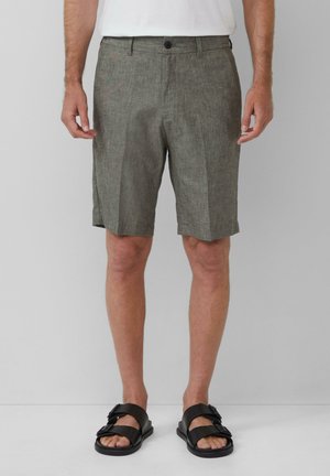 Grijze geweven shorts met een rechte snit, geplooide voorkant en een knoopsluiting, gecombineerd met zwarte slidesandalen.