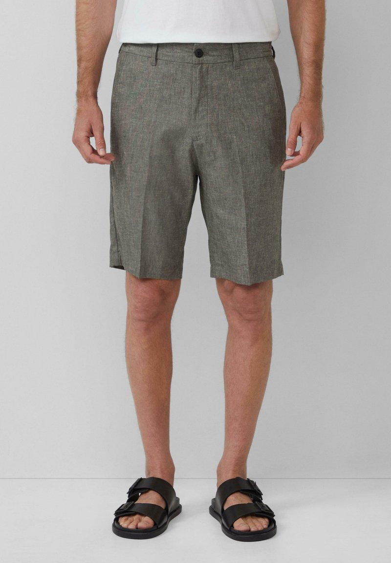 Grijze geweven shorts met een rechte snit, geplooide voorkant en een knoopsluiting, gecombineerd met zwarte slidesandalen.
