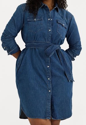 Robe-chemise en jean bleu foncé avec taille ceinturée, boutonnage sur le devant et deux poches poitrine. Manches longues avec poignets boutonnés.