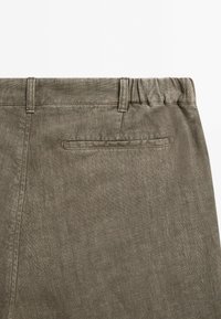 Massimo Dutti WORN EFFECT BERMUDA - Shorts - sand