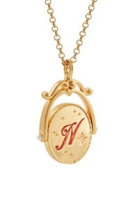 Collana d'oro con un pendente caratterizzato da una "N" in lettere rosse, circondata da piccole stelle e un accento di perla, con dettagli intricati sulla chiusura.
