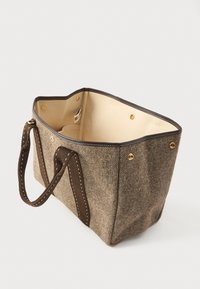 Ορθογώνια καφέ τσάντα ώμου με υφή, με σκούρες καφέ λαβές και μπεζ εσωτερικό που διαθέτει κουμπώματα και μία μικρή εσωτερική τσέπη.