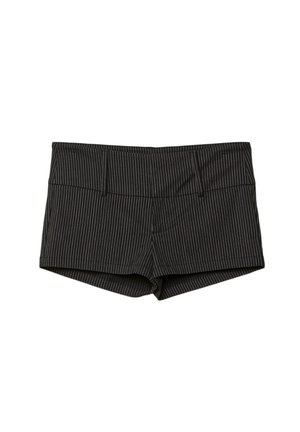 Shorts à rayures noires et grises au design ajusté, avec une taille plate, deux poches avant et un ourlet qui s'arrête au milieu de la cuisse.