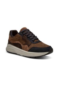 Bruine en marineblauwe suède sneakers met textiel, dikke beige zool en donkere veters. Heeft accenten in verschillende tinten bruin.