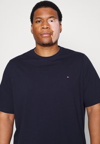 Tommy Hilfiger TEE - T-shirt básica - desert sky