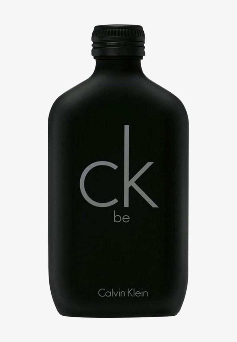 Svart matt glasflaska med rundad form, med silvertexten "ck be" och "Calvin Klein" vid basen, har ett räfflat svart lock.