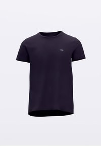 Tmavě fialové tričko s kulatým výstřihem, krátkými rukávy, hladkou strukturou a malým bílým logem na levé straně hrudi. Přímočarý spodní lem.