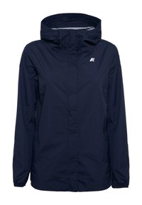 Giacca impermeabile blu navy con cappuccio, dotata di una zip frontale, polsini elastici e un piccolo logo sulla parte superiore sinistra. Tessuto liscio.