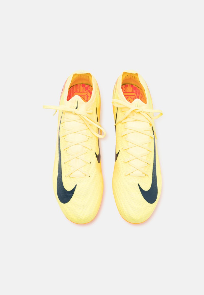 Gele Nike voetbalschoenen met zwarte swoosh, tekstuur bovenkant en contrasterende oranje binnenvoering. Voorzien van standaard veters en een ronde neus.