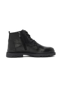 Botas de tobillo de cuero negro con un acabado texturizado, diseño de cordones, cremallera lateral y una suela de goma resistente para mayor tracción.