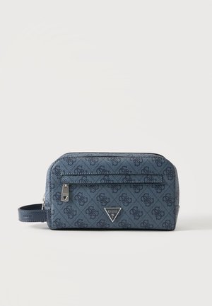 Trousse de toilette bleue à motifs avec poche avant zippée et poignée latérale, arborant un logo triangulaire Guess au centre avant.