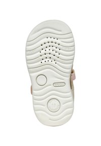 Suela de goma blanca con patrón de olas, orificios de ventilación y marca en relieve. Suavemente acolchada con un detalle de botón y un accesorio de correa rosa.