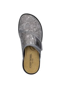 Grå slip-on sko med perforeret mønster, blød læderoverdel og justerbar rem med dekorativ knap. Korklignende indersål for komfort.