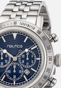 Orologio cronografo in acciaio inox con quadrante blu texturizzato, dettagli argentati, sottodial, lunetta tachimetrica e bracciale a maglia in metallo.